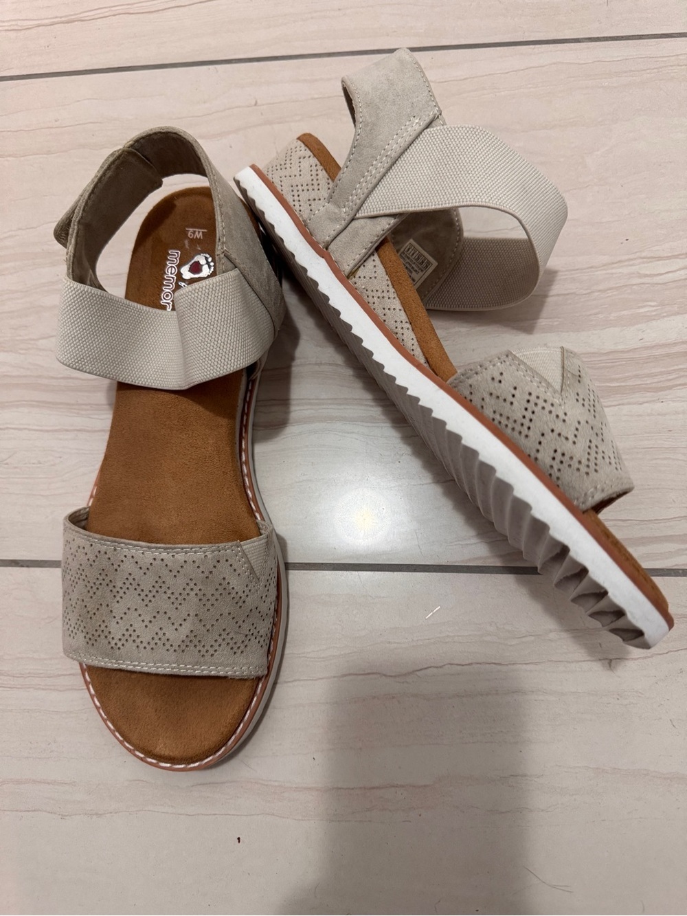 BOBS from Skechers Taupe/Grey Strap Sandals Wedge Heel Vegan Friendly Sz 9 W - Picture 9 of 10